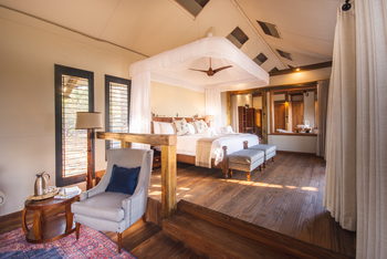 Kwara Camp Kwara Camp: Gästezelt mit Holzfußboden