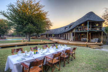 Leroo La Tau Lodge: Hauptgebäude mit Rasenfläche