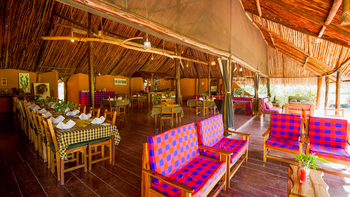Migunga Tented Camp: Speiseraum mit karierten Kissen und Tischdecken