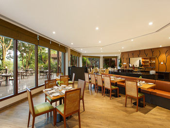 Taj Corbett Resort & Spa: Restaurant mit Terrasse