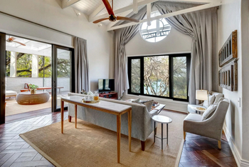 The Palm River Hotel: Presidential Suite - Lounge und Balkon