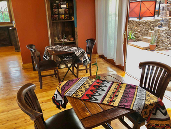 Ti Melen Guesthouse: Zwei Esstische