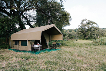 Chilo Mahove Tented Camp: Gästezelt mit Vordach