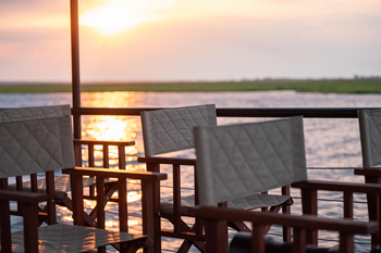 Chobe River Lodge: Stühle auf dem Safari-Boot