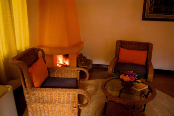 Country-Lodge: Gemütliches Kaminzimmer