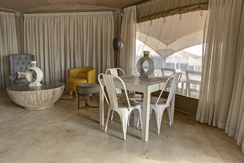 Desert Hills Glamping: Tisch und Stühle im Zelt