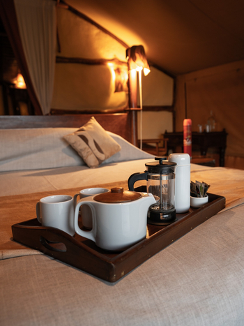 Elerai Camp: Tablett mit Kaffekanne