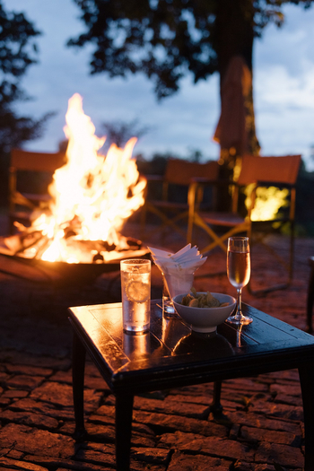 Elewana Sand River Masai Mara Camp Elewana Sand River Masai Mara Camp: Drinks am Feuer