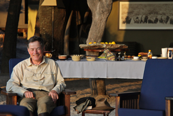 Kujwana Camp: Gast vor Buffet