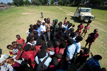 Little Makalolo Camp Little Makalolo Camp: Kinder aus dem Nachbardorf