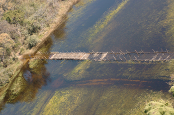 Macatoo Camp: Versunkene Brücke