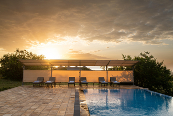 Mara Mara Tented Lodge: Pool mit Liegestühlen