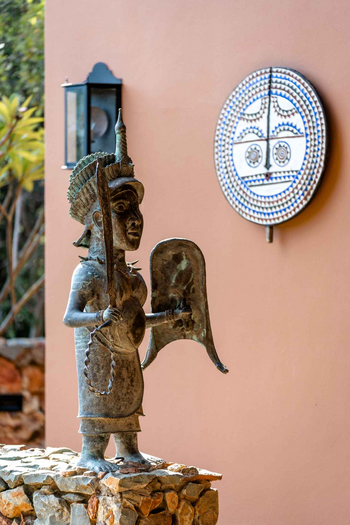 Mateya Safari Lodge: Traditionelle Skulptur mit Stammes-Schild und Laterne