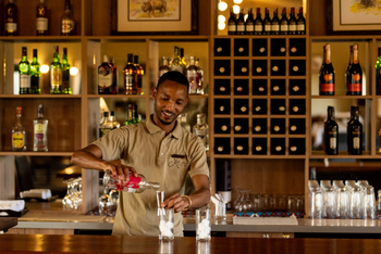 Serengeti Mara River Camp: Barkeeper