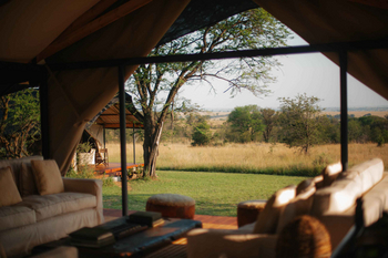 Serian Kidimbwi: Gemütlicher Lounge-Bereich mit Savannenblick
