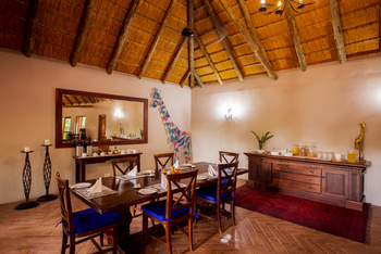 Thamo Telele: Esstisch