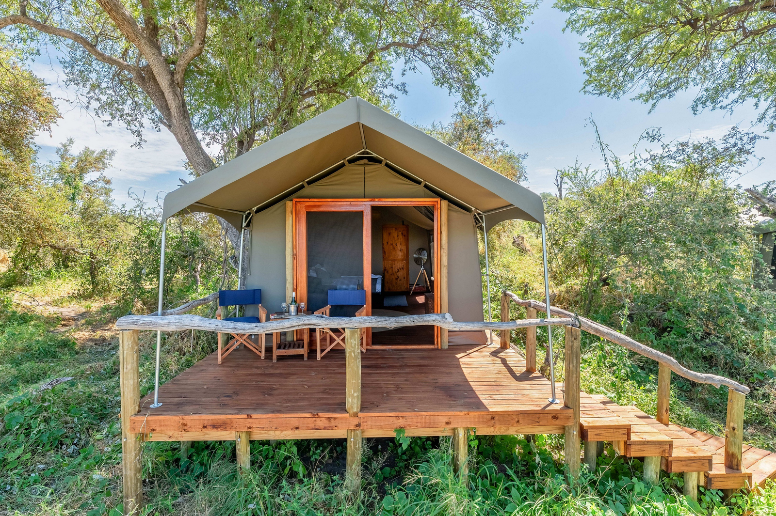 Losika Elephant Camp Losika Elephant Camp: Private Veranda mit Wein und Lesebuch