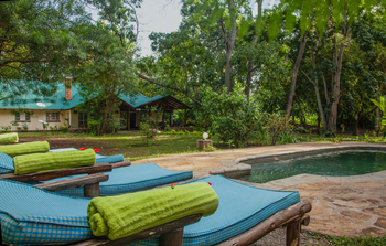 Moivaro Lodge: Poolside Entspannung mit grünen Handtüchern