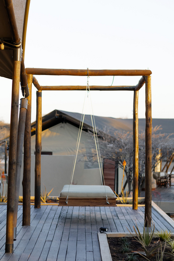 Otjiwa Thornbush Tented Camp: Schwebende Holzschaukel auf sonniger Terrasse