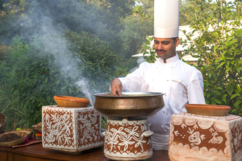 The Oberoi Vanyavilas Wildlife Resort The Oberoi Vanyavilas Wildlife Resort: Chef im Garten