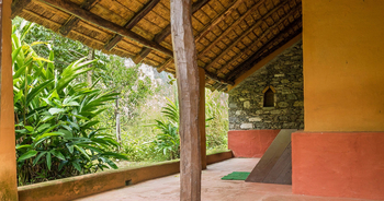 Vanghat: Vegetation vor einer Hütte