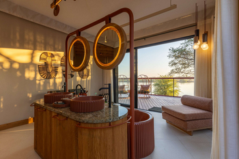 Anantara Tented Camp Kafue River: Badezimmer mit gerippten Terrakotta-Waschbecken