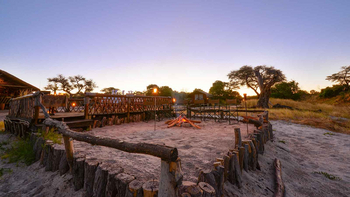 Camp Savuti: Feuer vor der Speiseplattform