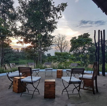 Flame of the Forest Safari Lodge: Stühle im Garten