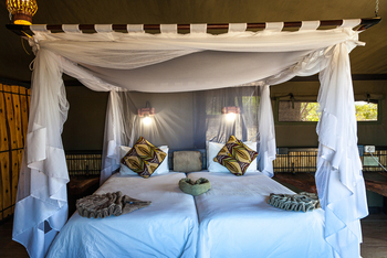 Jackalberry Camp: Doppelbett mit Moskitonetz