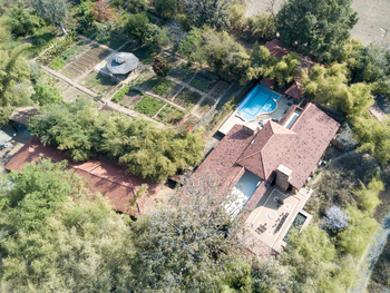 Kings Lodge: Luftbild Hauptgebäude und Biogarten