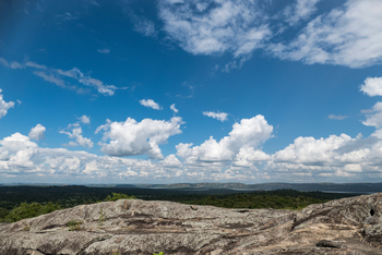 Mihingo Lodge: Felsen und Wolken