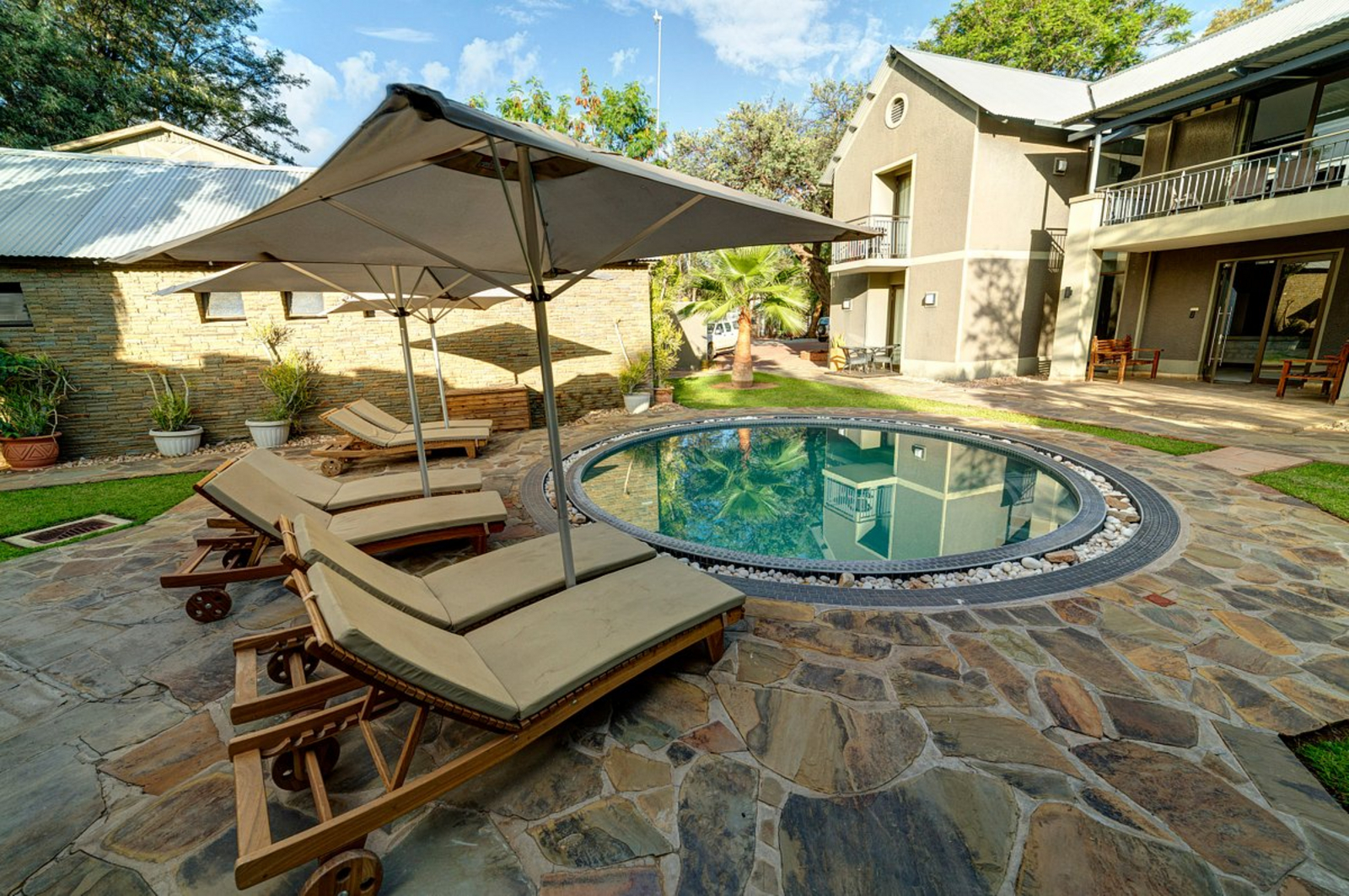 Naankuse @ Utopia Naankuse @ Utopia: Runder Pool