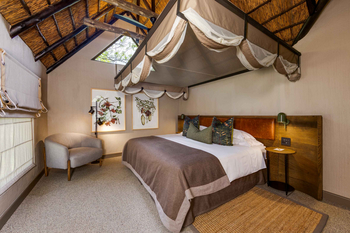 Sabi Sabi Bush Lodge: Schlafzimmer mit Baldachin und Wandkunst