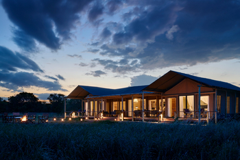 Sanctuary Tambarare Camp: Hauptgebäude am Abend