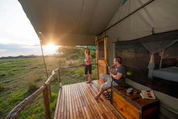 Sango Safari Camp: Gäste auf ihrer Veranda