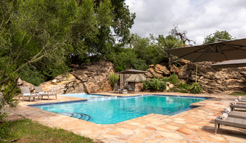 Tuli Safari Lodge Mashatu: Pool zwischen Felsen