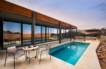 andBeyond Sossusvlei Desert Lodge: Suite - Tisch am Pool