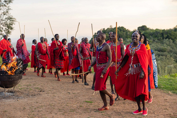 Angama Mara: Boma und Einheimische