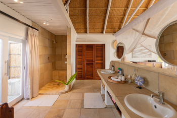 Azura Marlin Beach: Bad mit Doppelwaschbecken