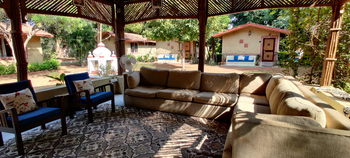 Bandhavgarh Jungle Lodge: Garten Lounge und Superior Cottages