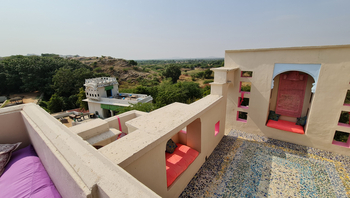 Brij Lakshman Sagar: Gefliester Hof auf dem Dach