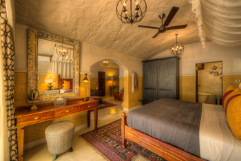 Chobe Game Lodge: Triple - Bett und Tisch