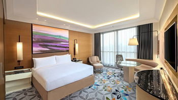 DoubleTree by Hilton Ahmedabad: Doppelbett und Flatscreen-TV
