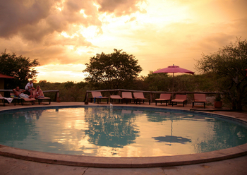 Etosha Safari Camp: Abend am Pool