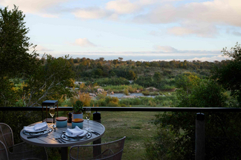 Lion Sands Tinveleti Treehouse: Gedeckter Balkontisch mit Weißwein