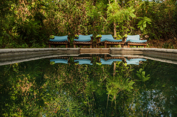 Moivaro Lodge: Ruhebereich am Pool mit Holzliegen