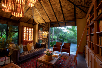 Mukwa River Lodge: Bibliothek