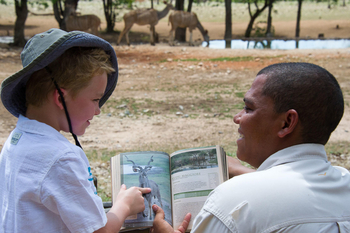 Ongava Tented Camp: Guide mit jungem Gast