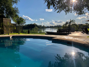 Shametu River Lodge: Pool am Flussufer