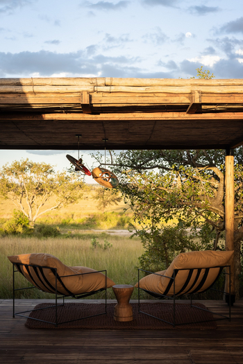 Singita Mara River Tented Camp: Sessel auf dem privaten Deck